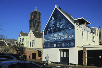 900815 Gezicht in de Strosteeg te Utrecht, met de muurschildering Dr. Bleeker produceert in haar instrumentenfabriek de ...